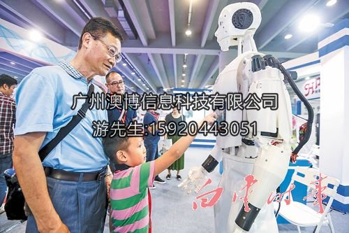 我區(qū)企業(yè)展出的機(jī)器人吸引眾多市民關(guān)注。